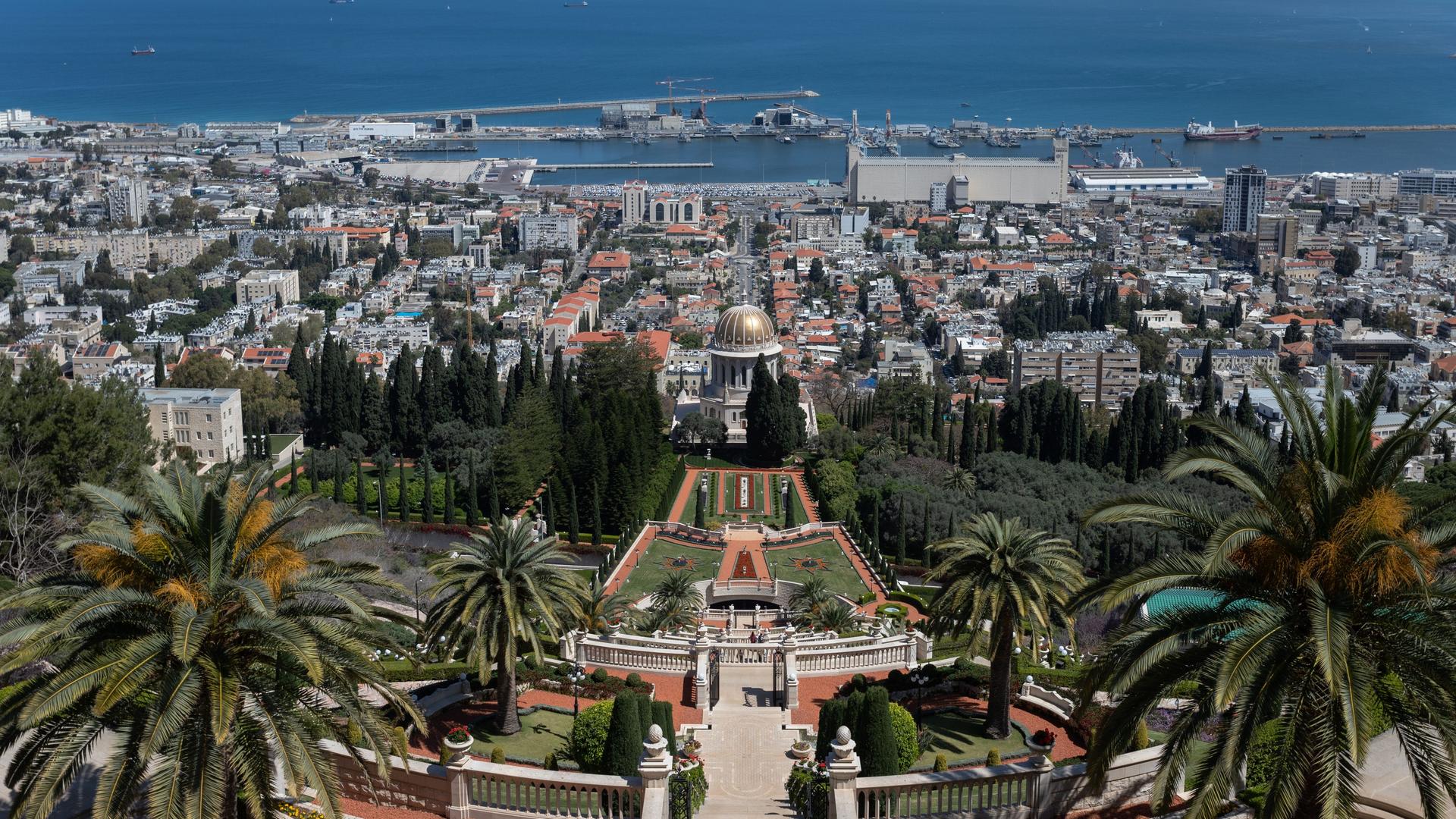Luftbild von Haifa mit der Küste im Hintergrund