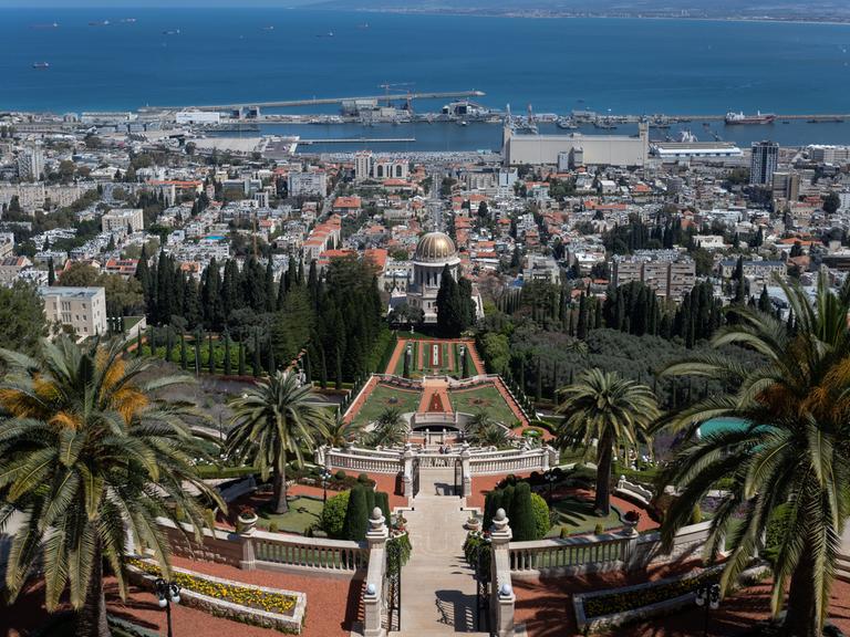 Luftbild von Haifa mit der Küste im Hintergrund