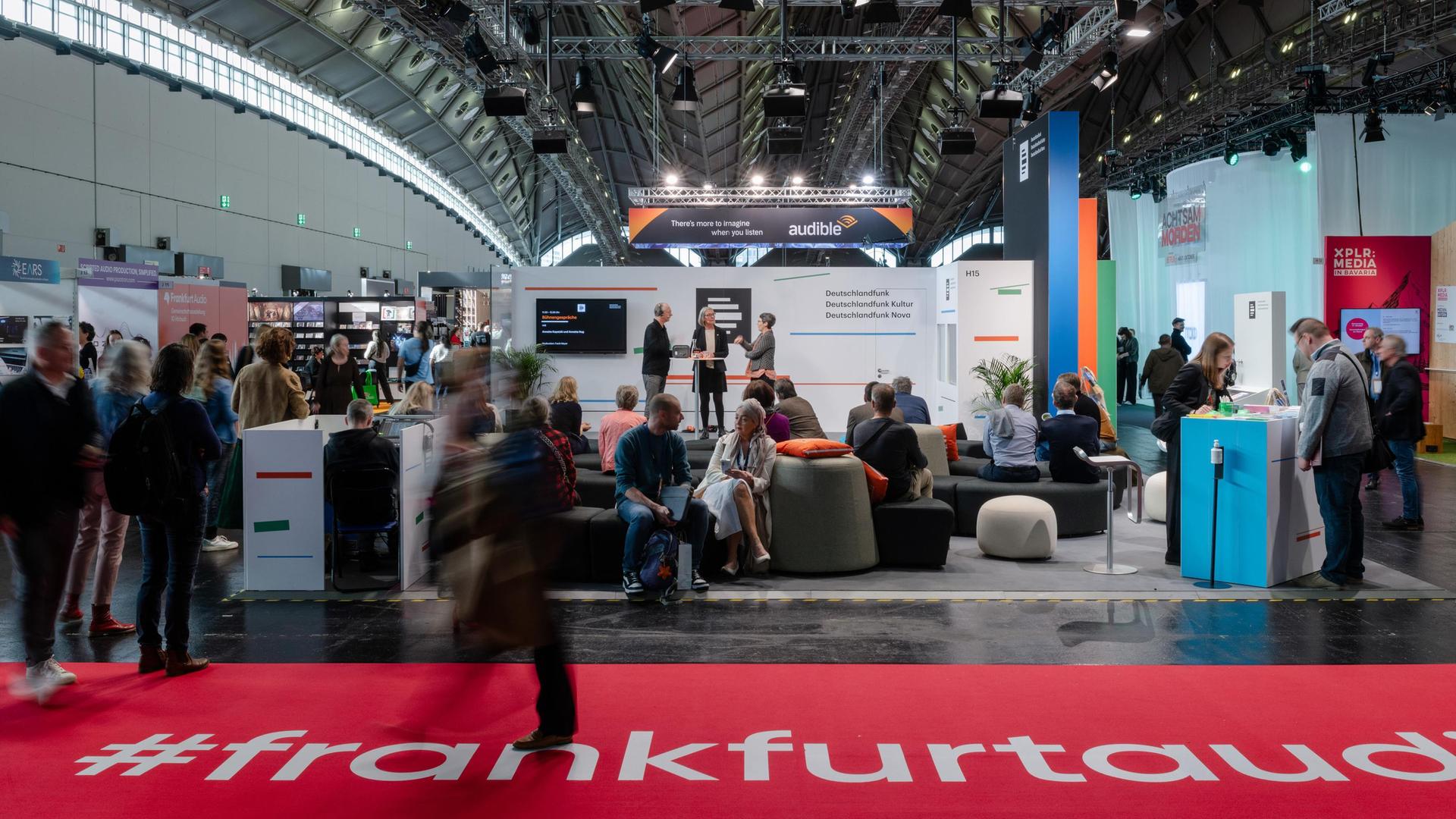 Bühnengespräch live auf der Bühne von Deutschlandfunk und Deutschlandfunk Kultur mit Frank Meyer, Annette Kopetzki, Annette Hugauf der Frankfurter Buchmesse 2024. Bühnengespräch live auf der Bühne von Deutschlandfunk und Deutschlandfunk Kultur mit Frank Meyer, Annette Kopetzki, Annette Hugauf der Frankfurter Buchmesse 2024.