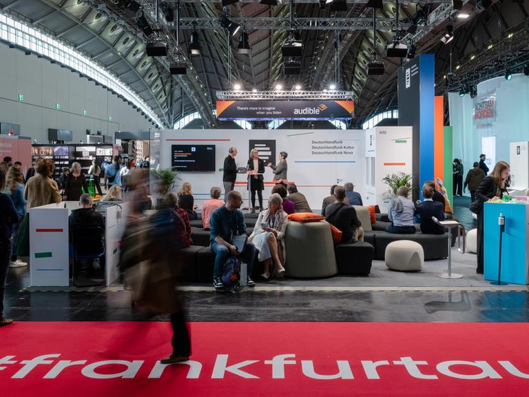 Bühnengespräch live auf der Bühne von Deutschlandfunk und Deutschlandfunk Kultur mit Frank Meyer, Annette Kopetzki, Annette Hugauf der Frankfurter Buchmesse 2024.