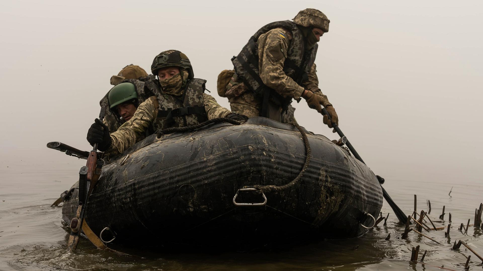 Eine Gruppe ukrainischer Soldaten befindet sich auf einen Schlauchboot.