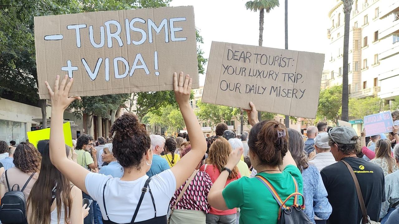 Menschen auf einer Demonstration in Barcelona gegen Tourismus