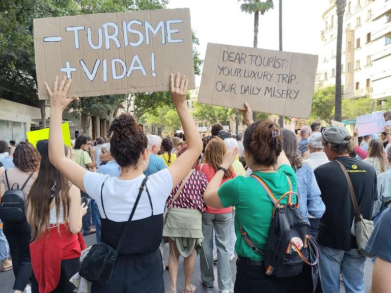 Menschen auf einer Demonstration in Barcelona gegen Tourismus