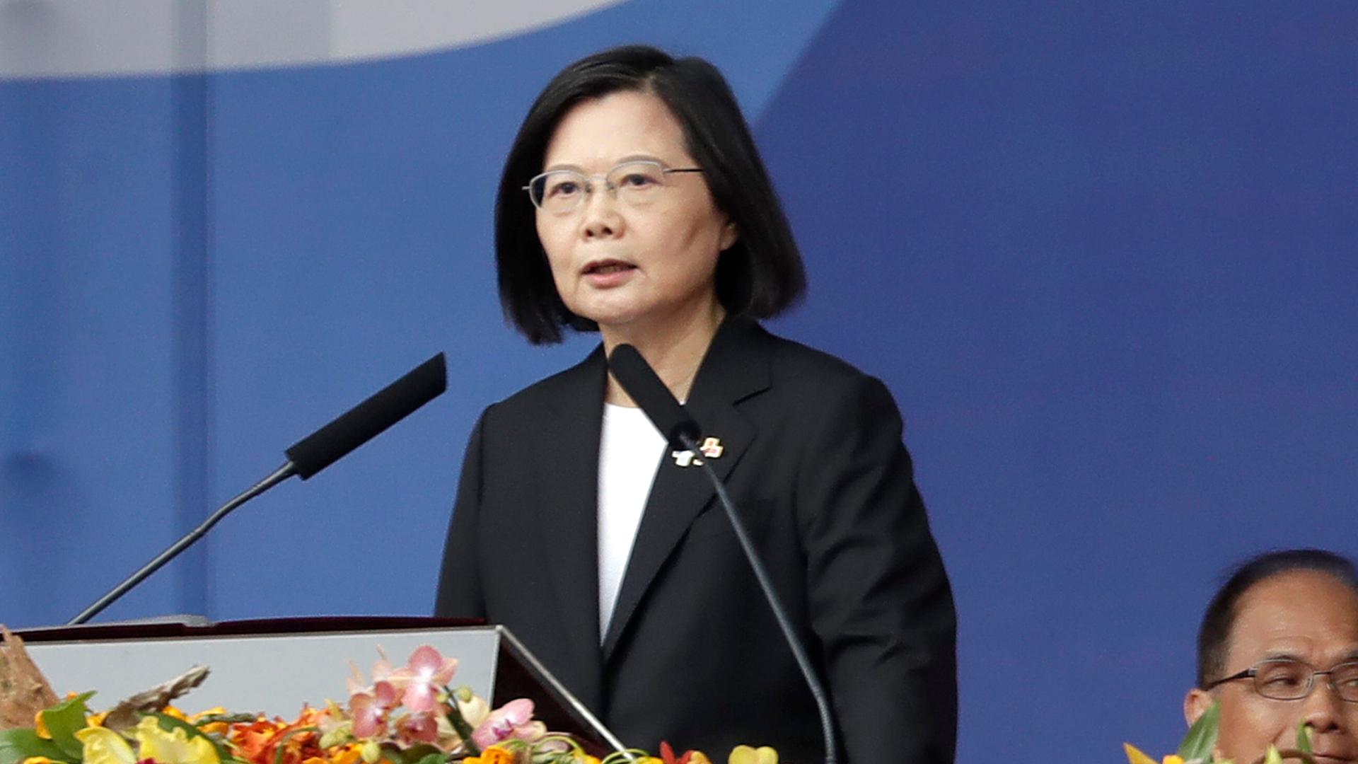 Taiwan, Taipeh: Tsai Ing-wen, Präsidentin von Taiwan, hält eine Rede während der Feierlichkeiten zum Nationalfeiertag vor dem Präsidialgebäude.