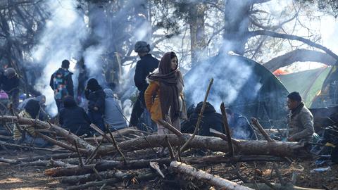 Im Wald leben hunderte von Menschen in provisorischen Flüchtlingscamps an der Grenze zwischen Belarus und Polen. i