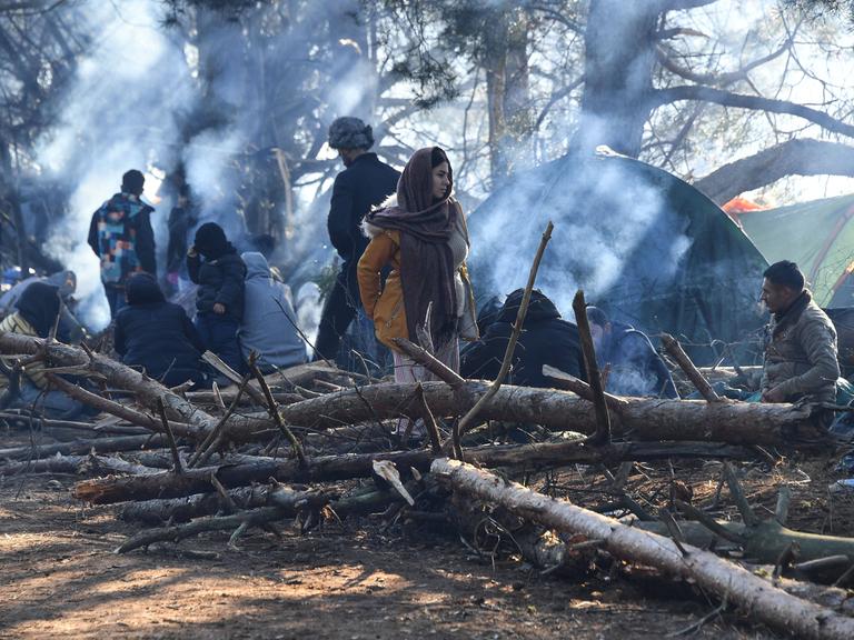 Im Wald leben hunderte von Menschen in provisorischen Flüchtlingscamps an der Grenze zwischen Belarus und Polen. i