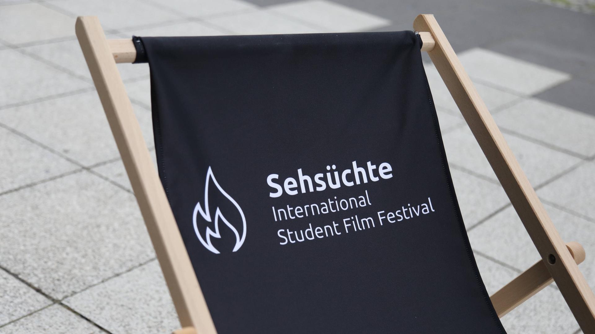 Ein Sehsüchte-Liegestuhl steht während des 50. Internationalen Studierendenfilmfestivals Sehsüchte am Eingang der Filmuniversität Babelsberg Konrad Wolf in Potsdam. Ein Sehsüchte-Liegestuhl steht während des 50. Internationalen Studierendenfilmfestivals Sehsüchte am Eingang der Filmuniversität Babelsberg Konrad Wolf in Potsdam.