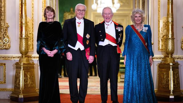 Bundespräsident Frank-Walter Steinmeier (2.v.l.) und seine Frau Elke Büdenbender (l) gehen gemeinsam mit König Charles III. (2.v.r.) und Königin Camilla (r) zu einem Abendessen zu Ehren des Bundespräsidenten und seiner Frau
