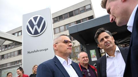 Thorsten Gröger (l), Bezirksleiter der IG Metall, und Stavros Christidis, Betriebsratsvorsitzender von Volkswagen Nutzfahrzeuge, sprechen vor dem Werk von Volkswagen Nutzfahrzeuge. 