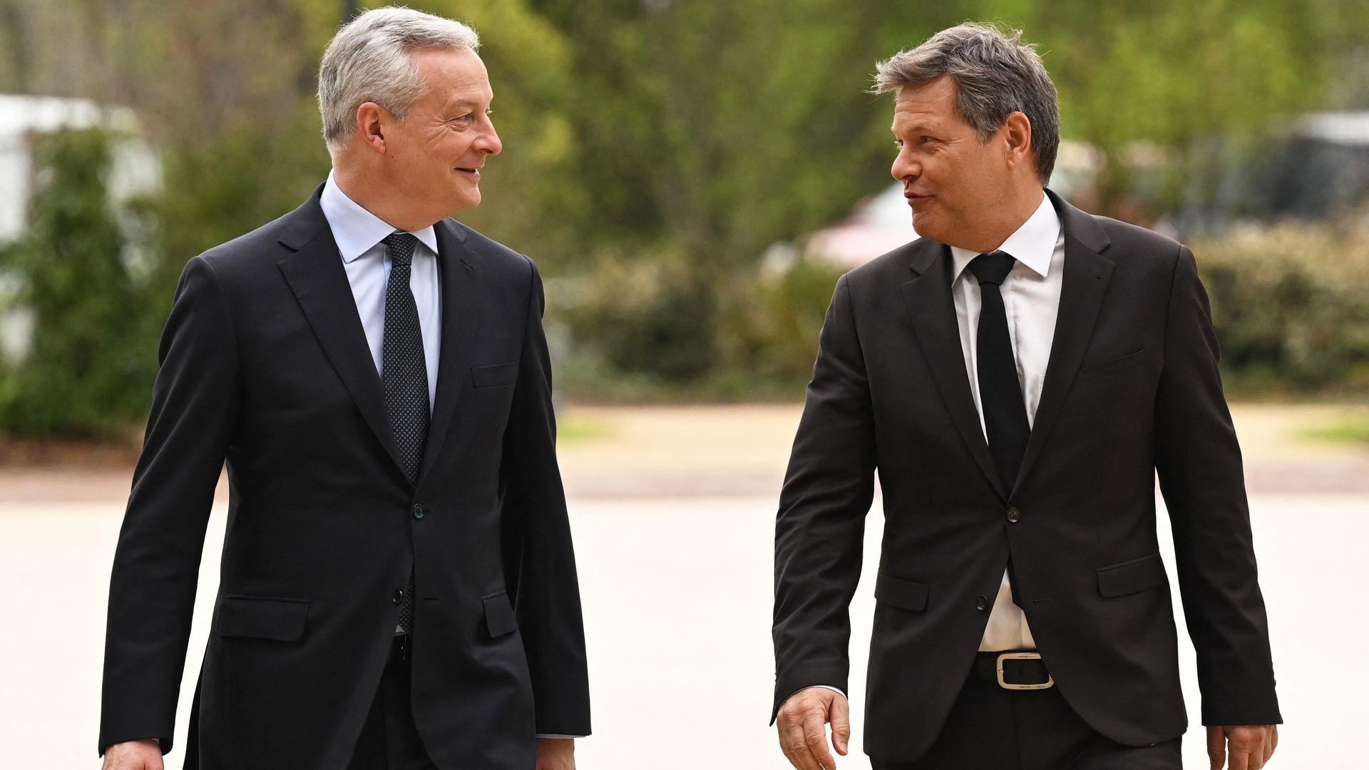 Bruno Le Maire (l), Minister für Wirtschaft und Finanzen von Frankreich, und Robert Habeck, Vizekanzler und Minister für Wirtschaft und Klimaschutz von Deutschland, gehen nebeneinander und unterhalten sich. Bruno Le Maire (l), Minister für Wirtschaft und Finanzen von Frankreich, und Robert Habeck, Vizekanzler und Minister für Wirtschaft und Klimaschutz von Deutschland, gehen nebeneinander und unterhalten sich.