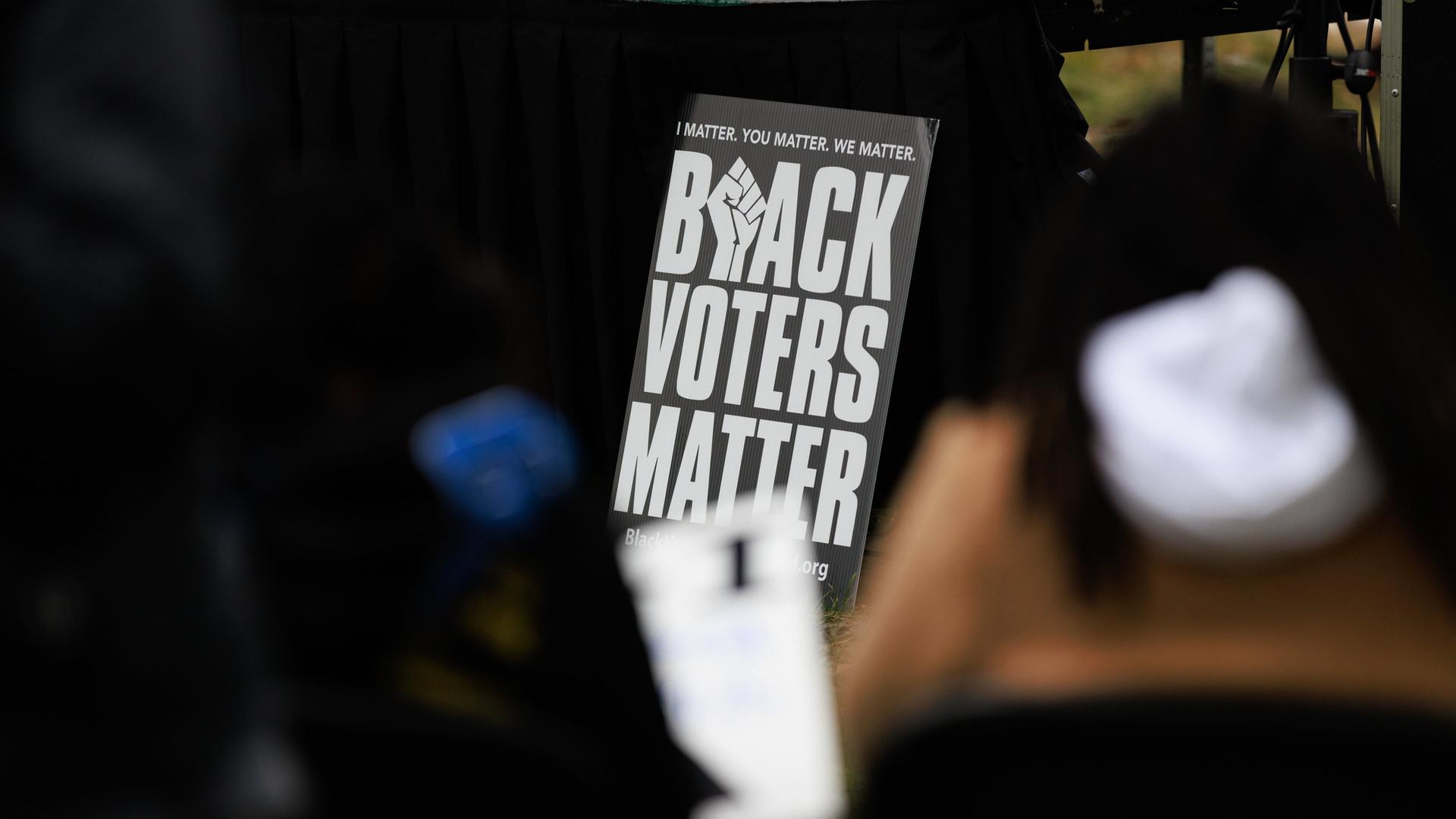 Ein Plakat bei einer Rally trägt die Aufschrift "Black Voters Matter".