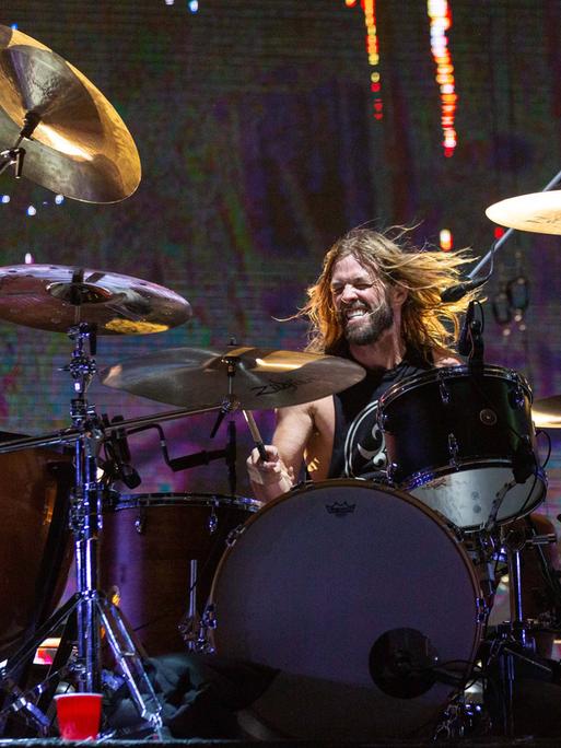 Der Drummer der Foo Fighters, Taylor Hawkins, am Schlagzeug während eines Konzerts im Mai 2019 in Columbus, Ohio.