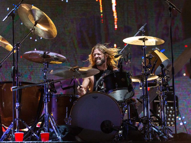 Der Drummer der Foo Fighters, Taylor Hawkins, am Schlagzeug während eines Konzerts im Mai 2019 in Columbus, Ohio.