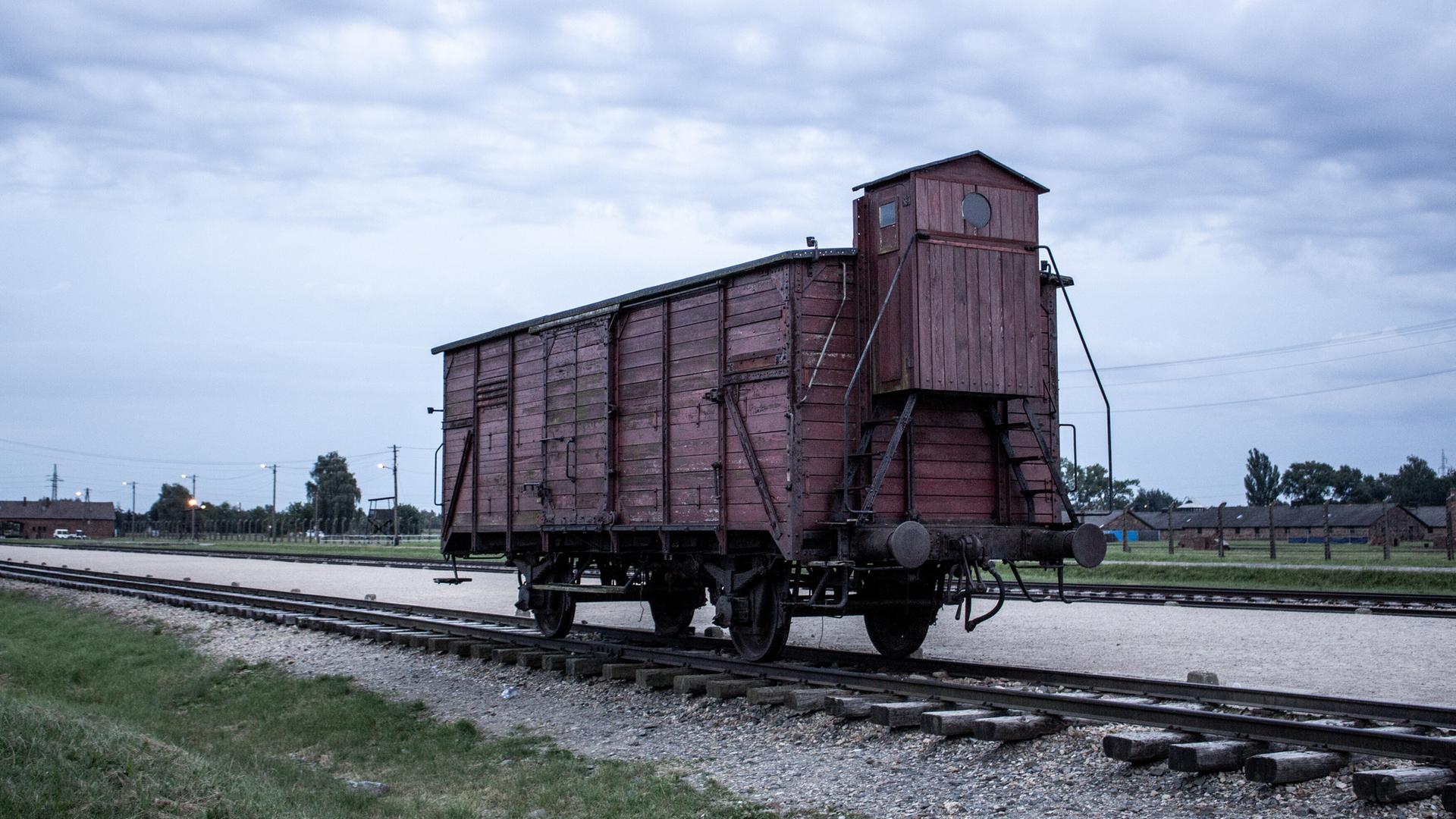 Viehwagon auf Gleisen an der ehemaligen Laderampe im Vernichtungslager Auschwitz-Birkenau. 