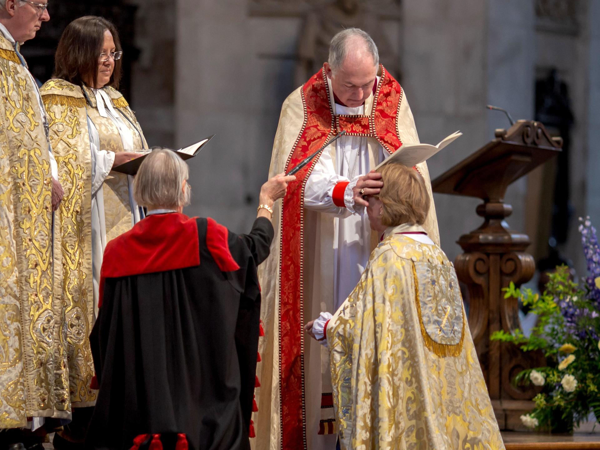 Die erste Erzbischöfin von Canterbury, Sarah Mullally, bei ihrer Segnung am 3. Oktober 2025 in Canterbury, Kent, England.