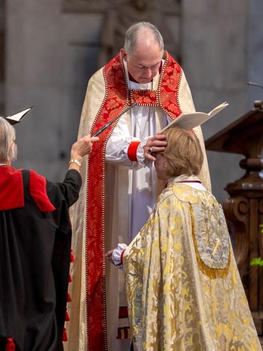 Die erste Erzbischöfin von Canterbury, Sarah Mullally, bei ihrer Segnung am 3. Oktober 2025 in Canterbury, Kent, England.