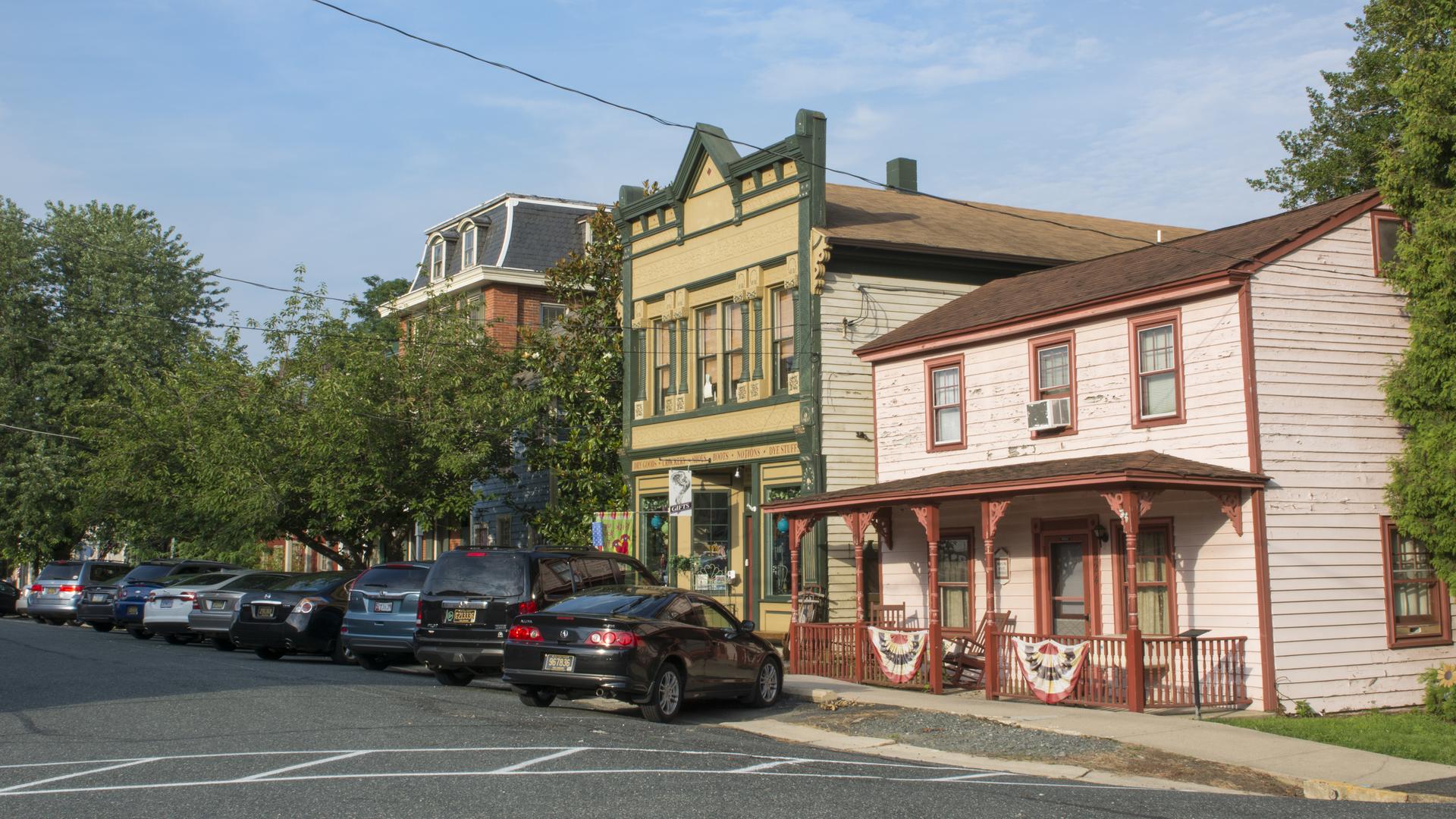 Ein Straßenzug in Chesapeake City mit parkenden Fahrzeugen vor alten Häusern. Ein Straßenzug in Chesapeake City mit parkenden Fahrzeugen vor alten Häusern.
