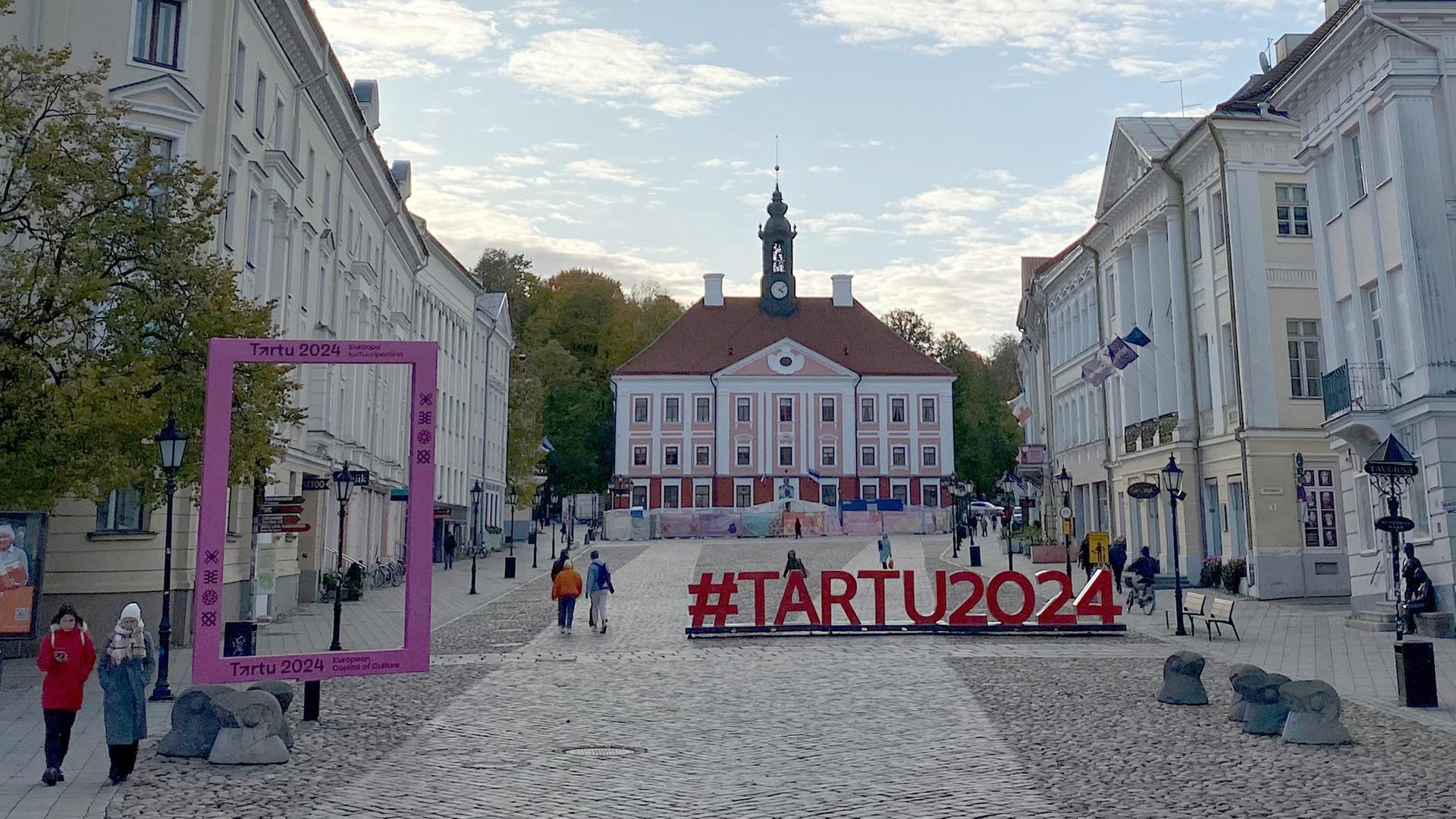 Blick auf den Rathausplatz von Estlands zweitgrößter Stadt Tartu.