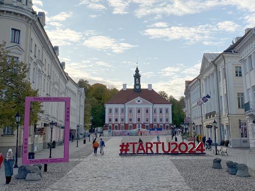 Blick auf den Rathausplatz von Estlands zweitgrößter Stadt Tartu.