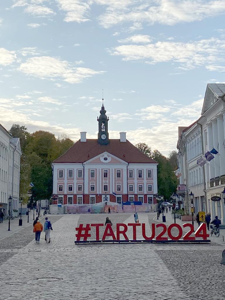 Blick auf den Rathausplatz von Estlands zweitgrößter Stadt Tartu.