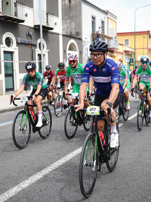 Die sechste Etappe der Giro-E 2023. Mir dabei ist auch Italiens einstiger Nationaltrainer Davide Cassani (vorne).