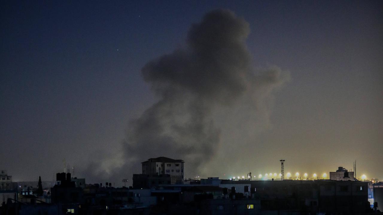 Rauchsäule über Rafah im Gazastreifen, wo Israels Armee auch am Wochenende Luftangriffe geflogen ist