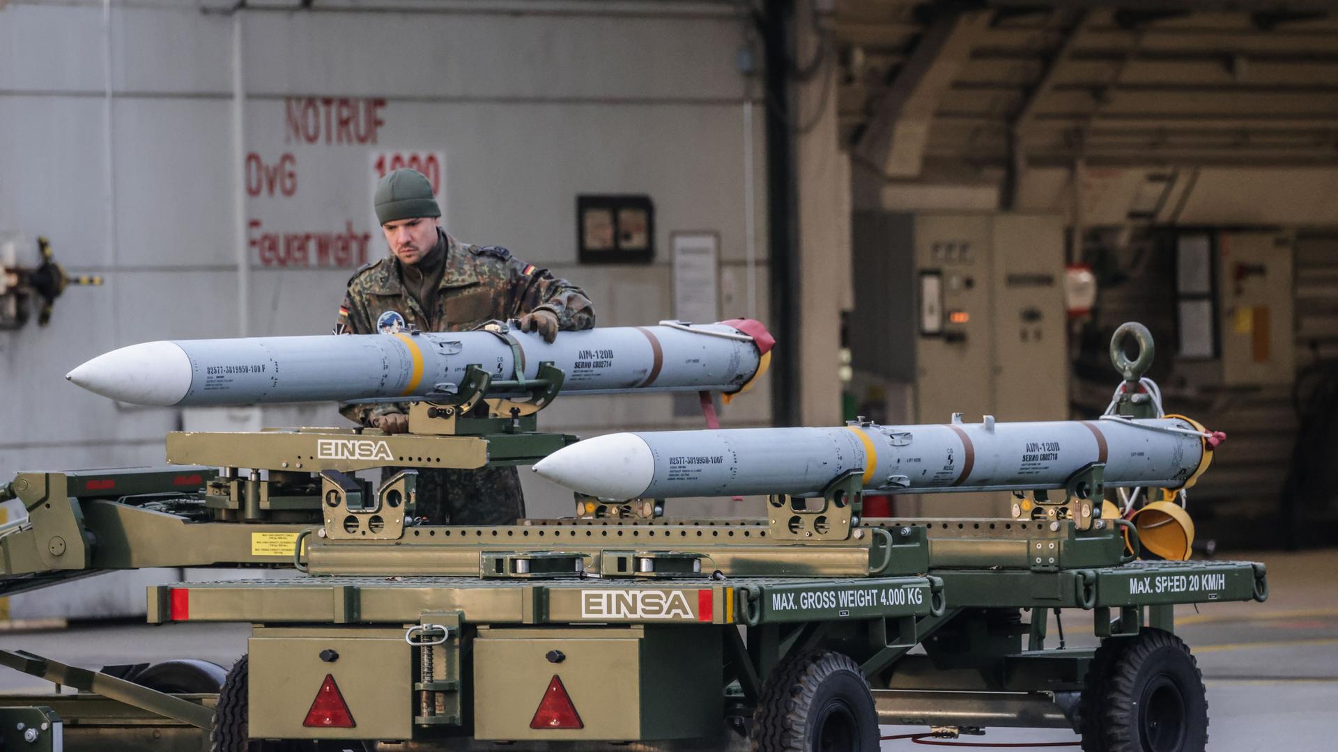 Nörvenich: Ein Soldat der Luftwaffe bereitet auf dem Fliegerhorst in Nörvenich Luft-Luft-Lenkwaffen vom Typ AIM-120B für den Eurofighter vor.