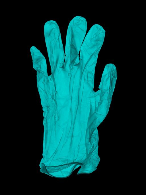 Ein Paar türkise Gumminhandschuhe auf schwarzem Grund