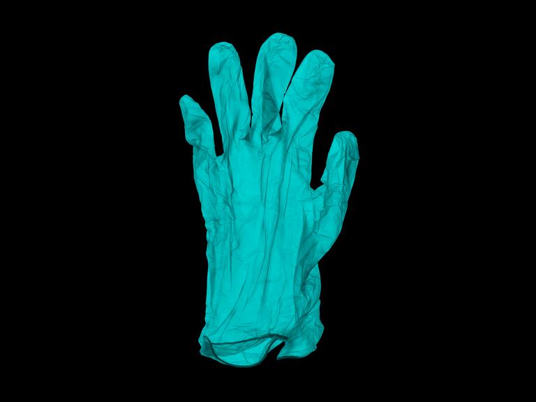 Ein Paar türkise Gumminhandschuhe auf schwarzem Grund