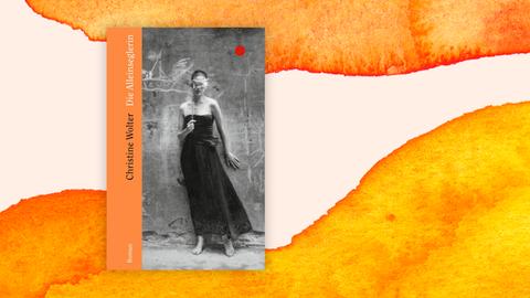 Das Cover vo "Die Alleinseglerin" zeigt eine Frau mit einem schwarzen, schulterfreiem Kleid, welche sich mit einer Maske das Gesicht bedeckt. 