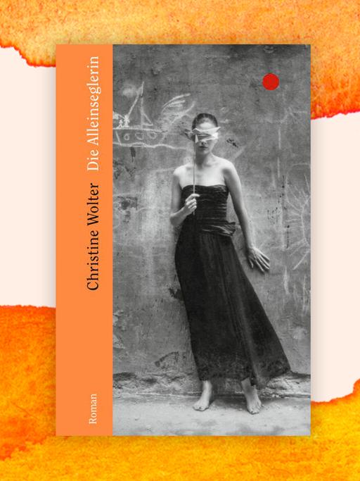 Das Cover vo "Die Alleinseglerin" zeigt eine Frau mit einem schwarzen, schulterfreiem Kleid, welche sich mit einer Maske das Gesicht bedeckt. 
