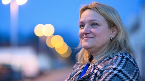 Natalija Bock, Dolmetscherin für die russische und ukrainische Sprache, steht im Ankunftszentrum Dresden für geflüchtete Menschen aus der Ukraine.