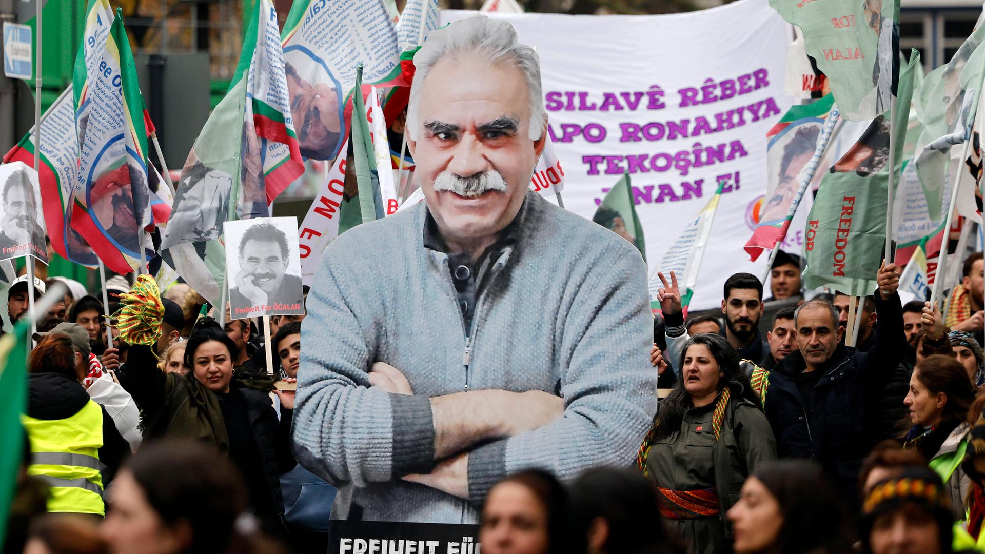 Tausende Menschen nehmen an einer pro-kurdischen Demonstration in der Deutzer Werft in Köln Teil. Zu sehen ist dabei auch eine Abbildung des PKK-Gründers Öcalan. Tausende Menschen nehmen an einer pro-kurdischen Demonstration in der Deutzer Werft in Köln Teil. Zu sehen ist dabei auch eine Abbildung des PKK-Gründers Öcalan.