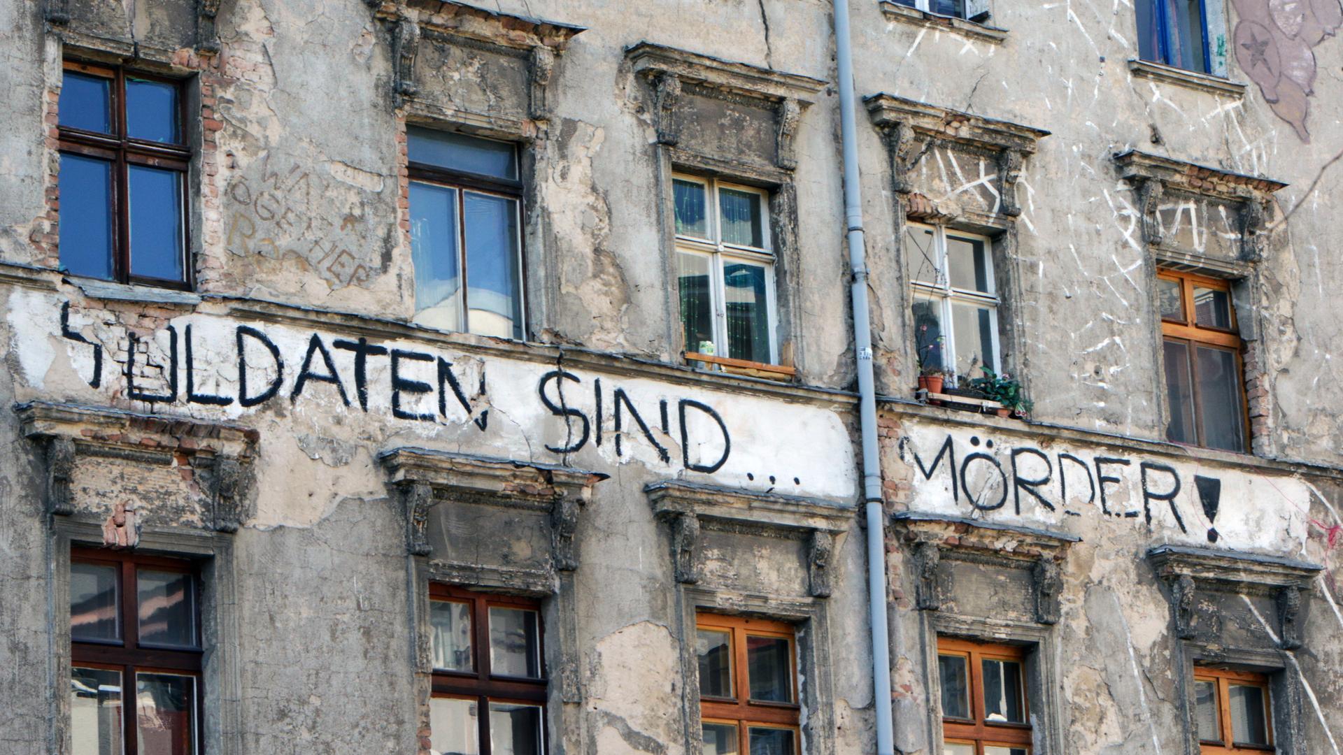 "Soldaten sind Mörder" steht an der Wand eines baufälligen Hauses in Berlin-Mitte, aufgenommen im Jahr 2019. "Soldaten sind Mörder" steht an der Wand eines baufälligen Hauses in Berlin-Mitte, aufgenommen im Jahr 2019.
