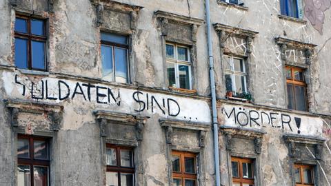 "Soldaten sind Mörder" steht an der Wand eines baufälligen Hauses in Berlin-Mitte, aufgenommen im Jahr 2019.