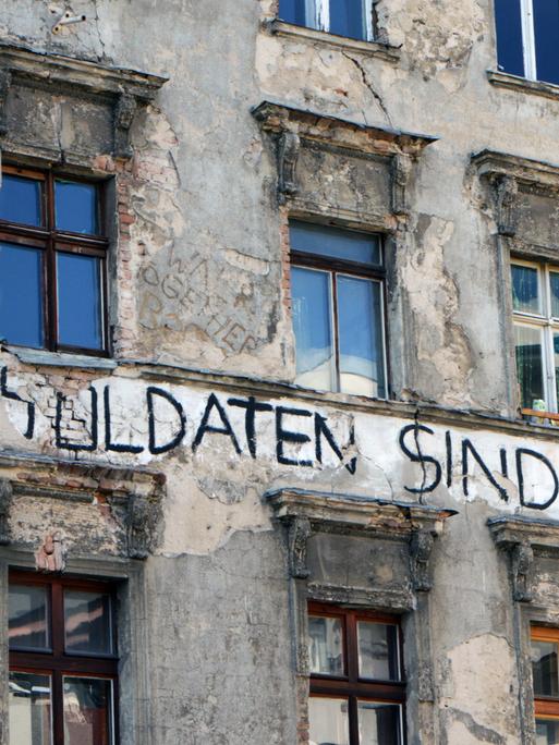 "Soldaten sind Mörder" steht an der Wand eines baufälligen Hauses in Berlin-Mitte, aufgenommen im Jahr 2019.