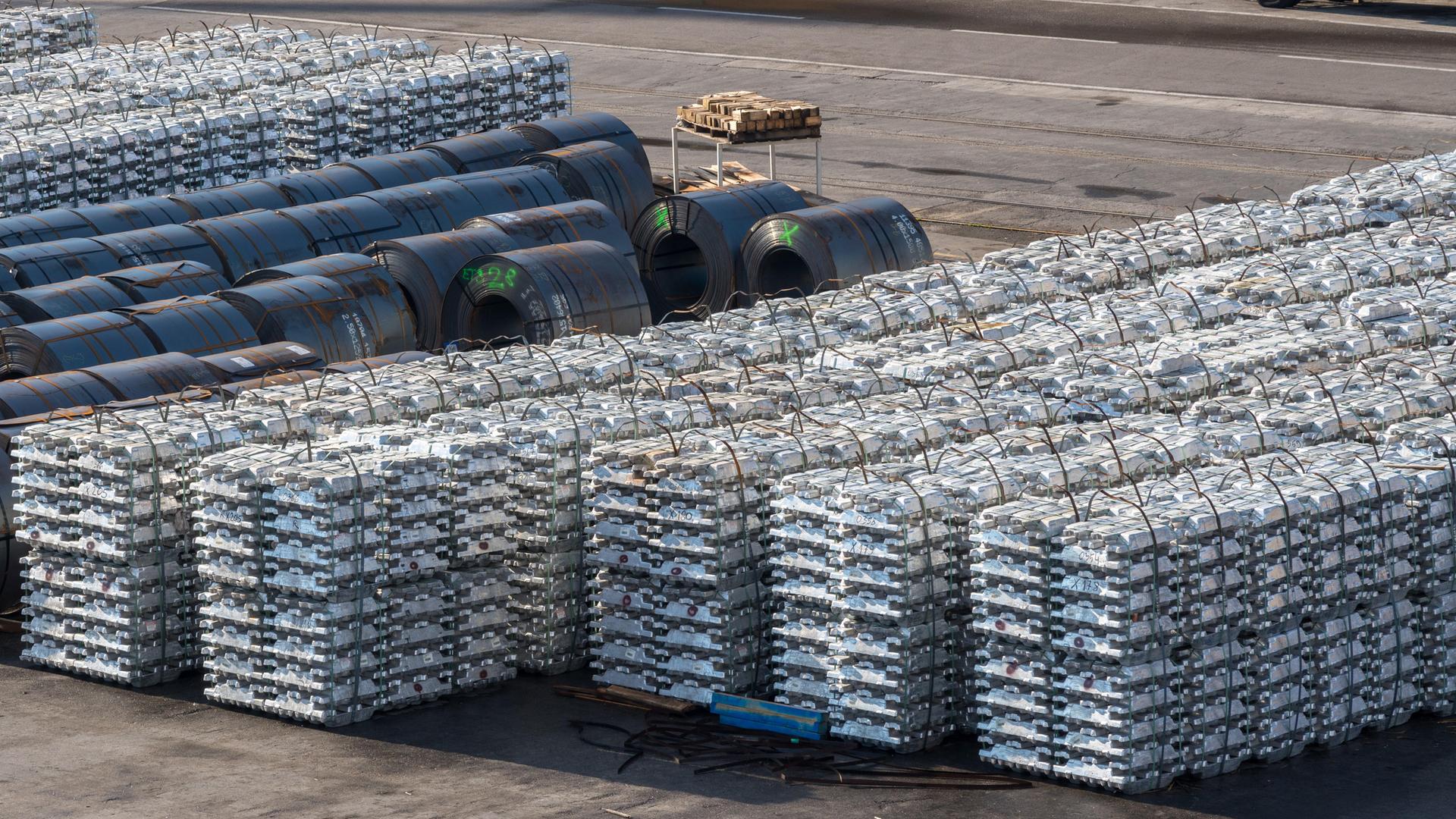 Aluminum und Stahlrollen am slowenischen Seehafen Koper 