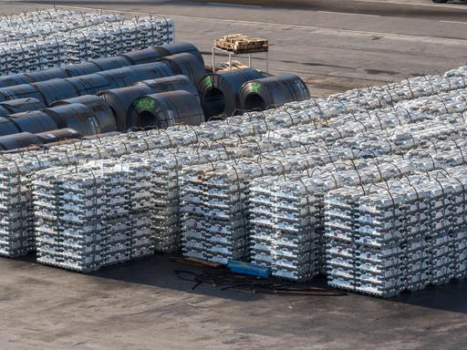 Aluminum und Stahlrollen am slowenischen Seehafen Koper 