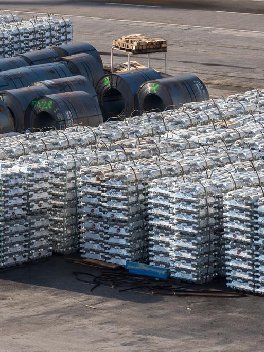 Aluminum und Stahlrollen am slowenischen Seehafen Koper 