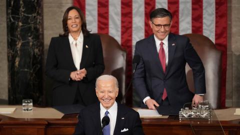 Präsident Joe Biden hält die Rede zur Lage der Nation im Kongress, während Vizepräsidentin Kamala Harris und der Sprecher des Repräsentantenhauses, Mike Johnson, zusehen.