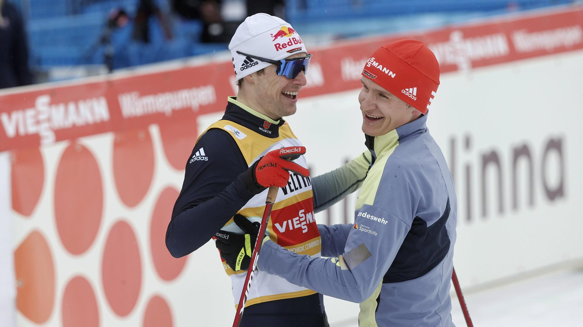 Die beiden deutschen Wintersportler Vinzenz Geiger (l) und Julian Schmid umarmen sich nach ihrem Sieg in Finnland.