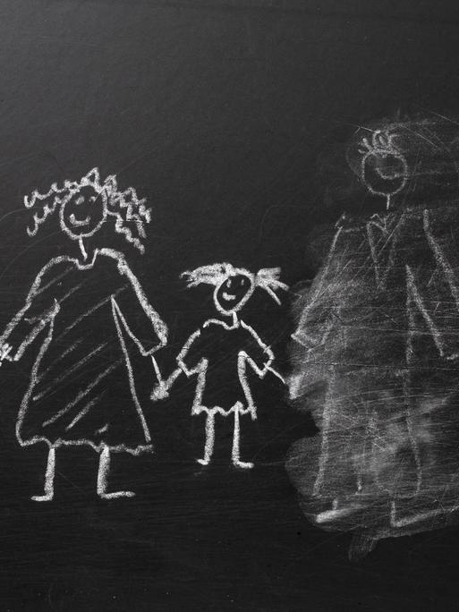 Kreidezeichnung einer Familie an einer Tafel, bei der der Vater halb weggewischt wurde.
