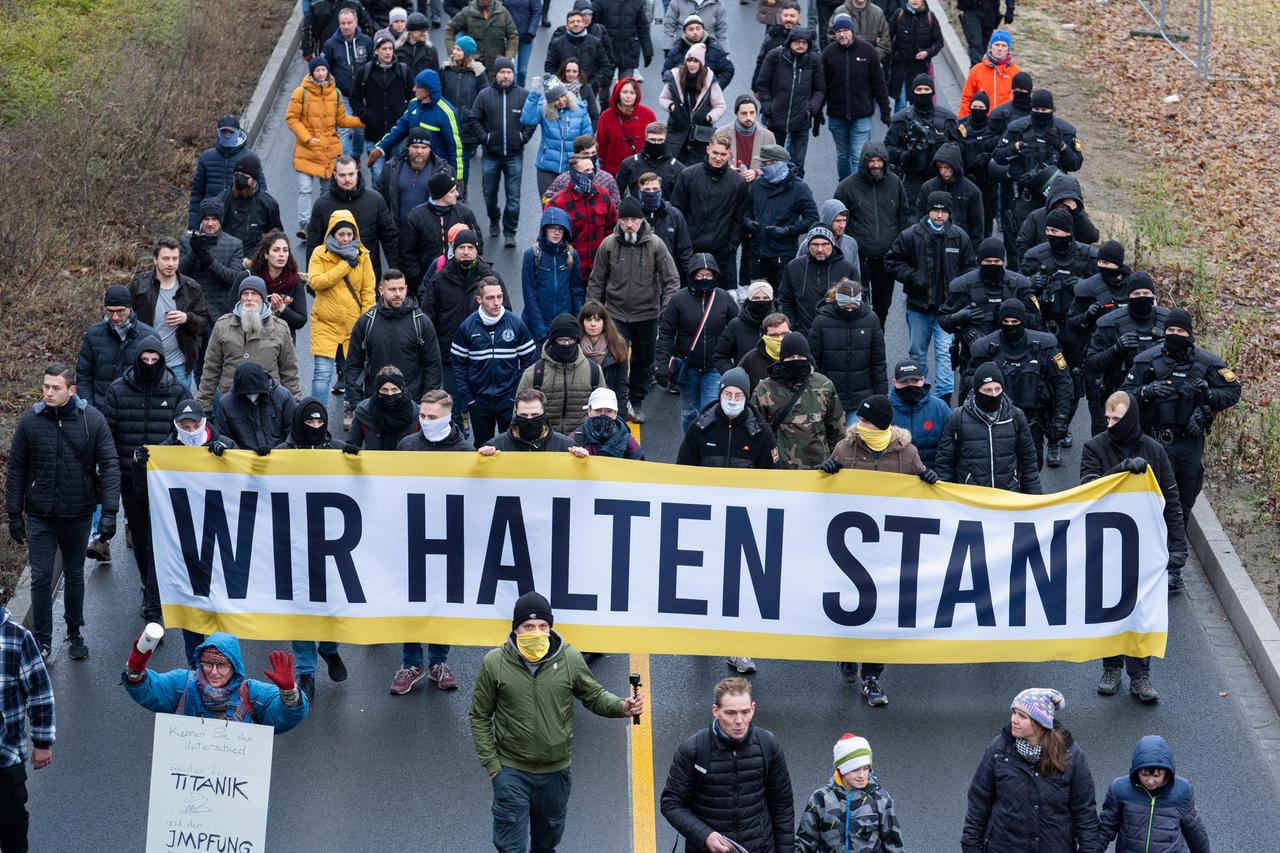 Demonstranten ziehen mit Bannern wie "Wir halten stand" Richtung Nürnberger Südstadt. 