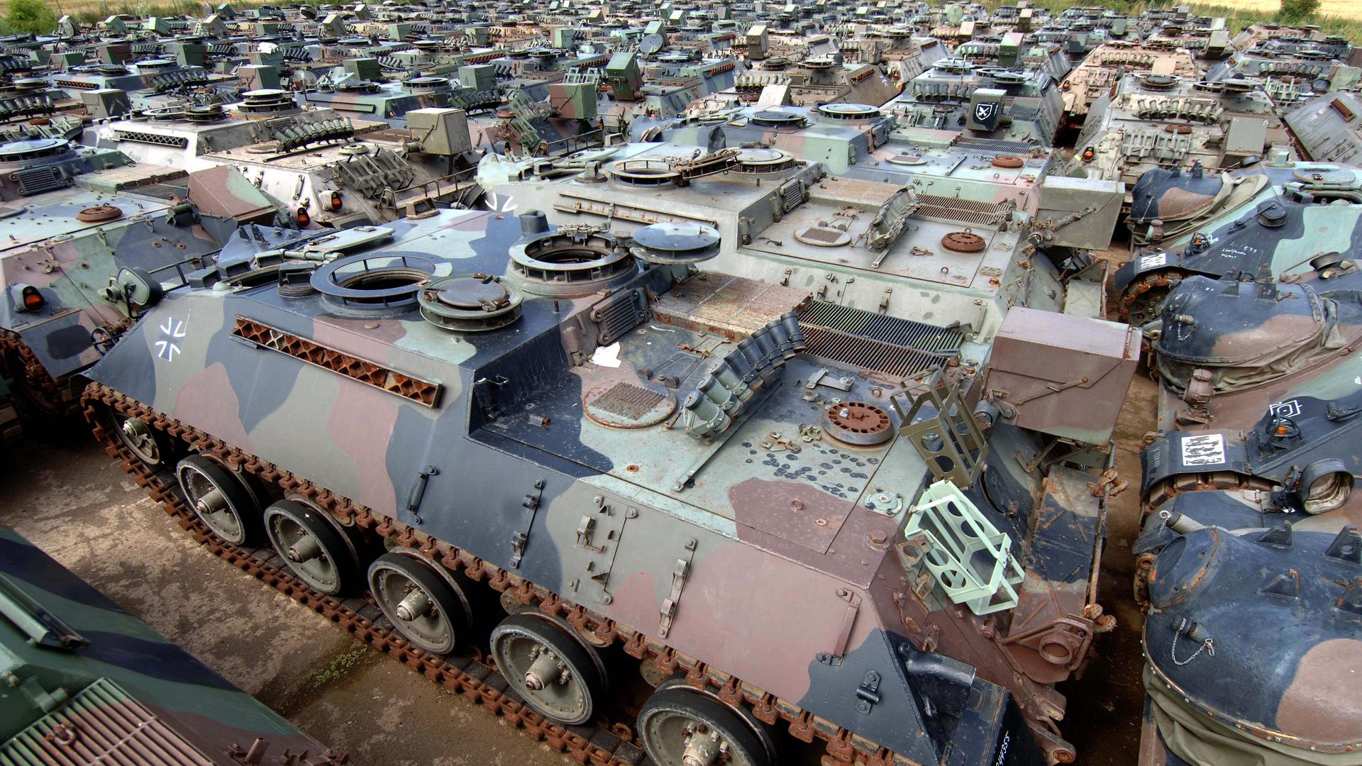 Dutzende gepanzerte Fahrzeuge stehen am 27.07.2005 auf dem Firmengelände der Battle Tank Dismantling GmbH (BTD) im thüringischen Rockensußra zur Verschrottung bereit. Nahe dem kleinen Städtchen Ebeleben im Industriegebiet Rockensußra verschrotten 13 Mitarbeiter der BTD seit 1991 Panzer, Waffen und Kanonen.