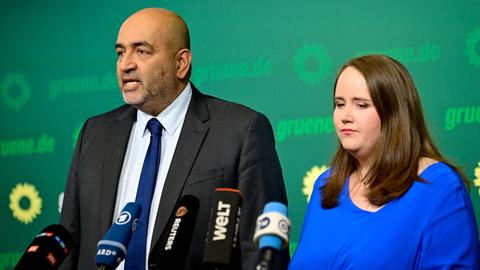 Berlin: Grünen-Parteivorsitzende Ricarda Lang (r) und Omid Nouripour sprechen bei einem Statement in der Bundesgeschäftsstelle Bündnis 90/Die Grünen.