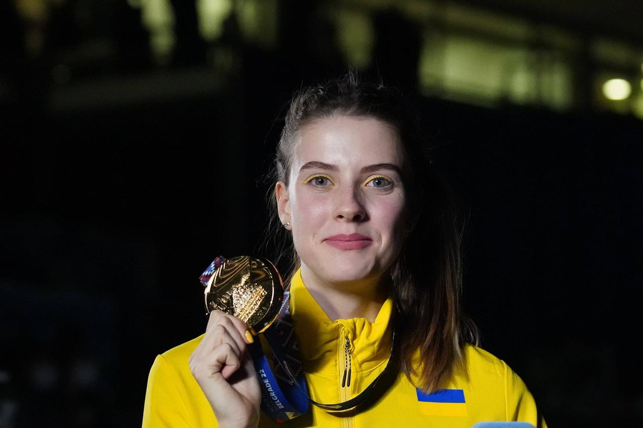 "Ein Symbol für die Freiheit": Jaroslawa Mahutschich präsentiert ihre Goldmedaille von der Hallen-WM in Belgrad. 