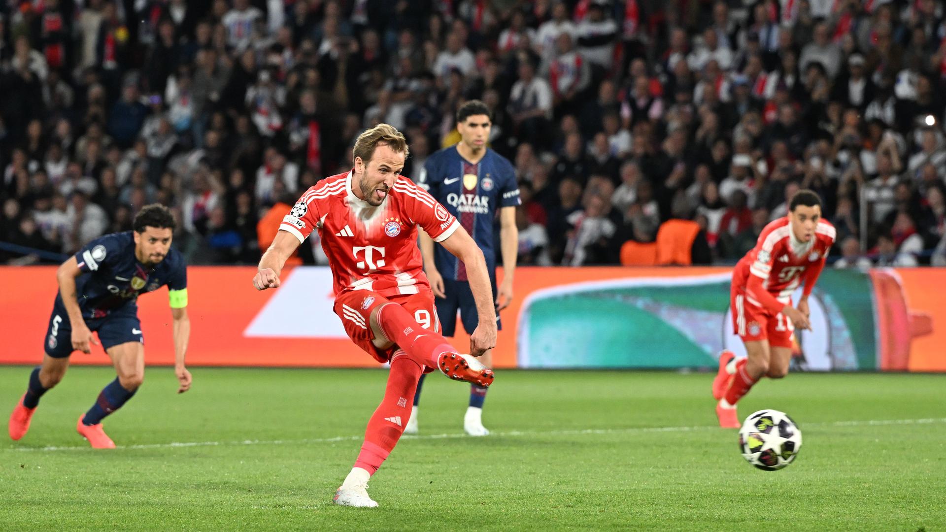  Harry Kane schießt vom Elfmeterpunkt. Er trifft zum 1:0 für die Bayern in Paris.
