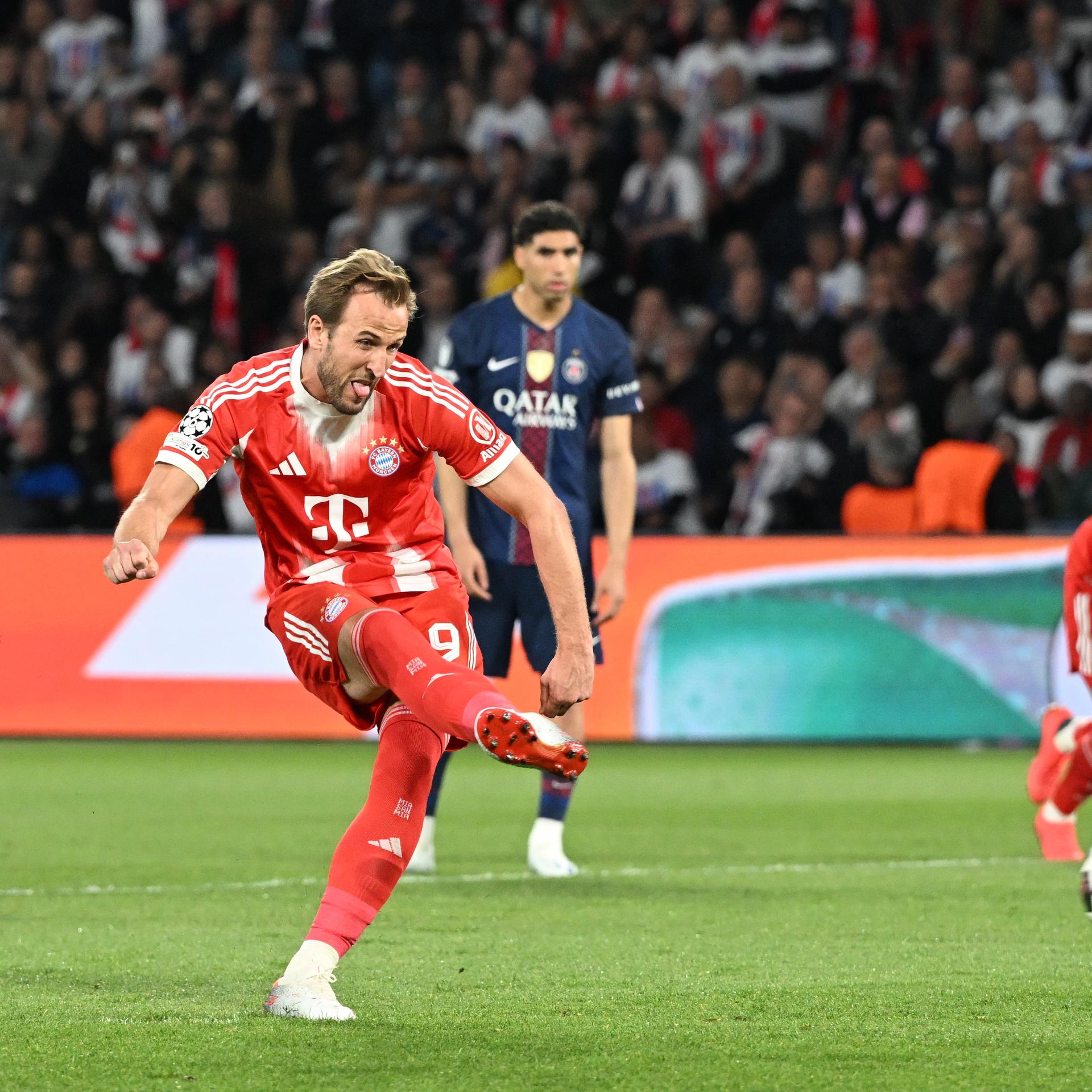  Harry Kane schießt vom Elfmeterpunkt. Er trifft zum 1:0 für die Bayern in Paris.
