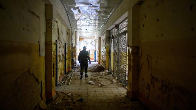 Ein Soldat vom Gefechtsübungszentrum (GÜZ) des Heeres geht auf dem Truppenübungsplatz durch einen Gang eines ehemaligen Wohngebäudes einer Kaserne von der sowjetischen Armee. Von den Wänden blättert die Farbe. Es ist ein verlassener Ort voller Unordnung. Ein Soldat vom Gefechtsübungszentrum (GÜZ) des Heeres geht auf dem Truppenübungsplatz durch einen Gang eines ehemaligen Wohngebäudes einer Kaserne von der sowjetischen Armee. Von den Wänden blättert die Farbe. Es ist ein verlassener Ort voller Unordnung.