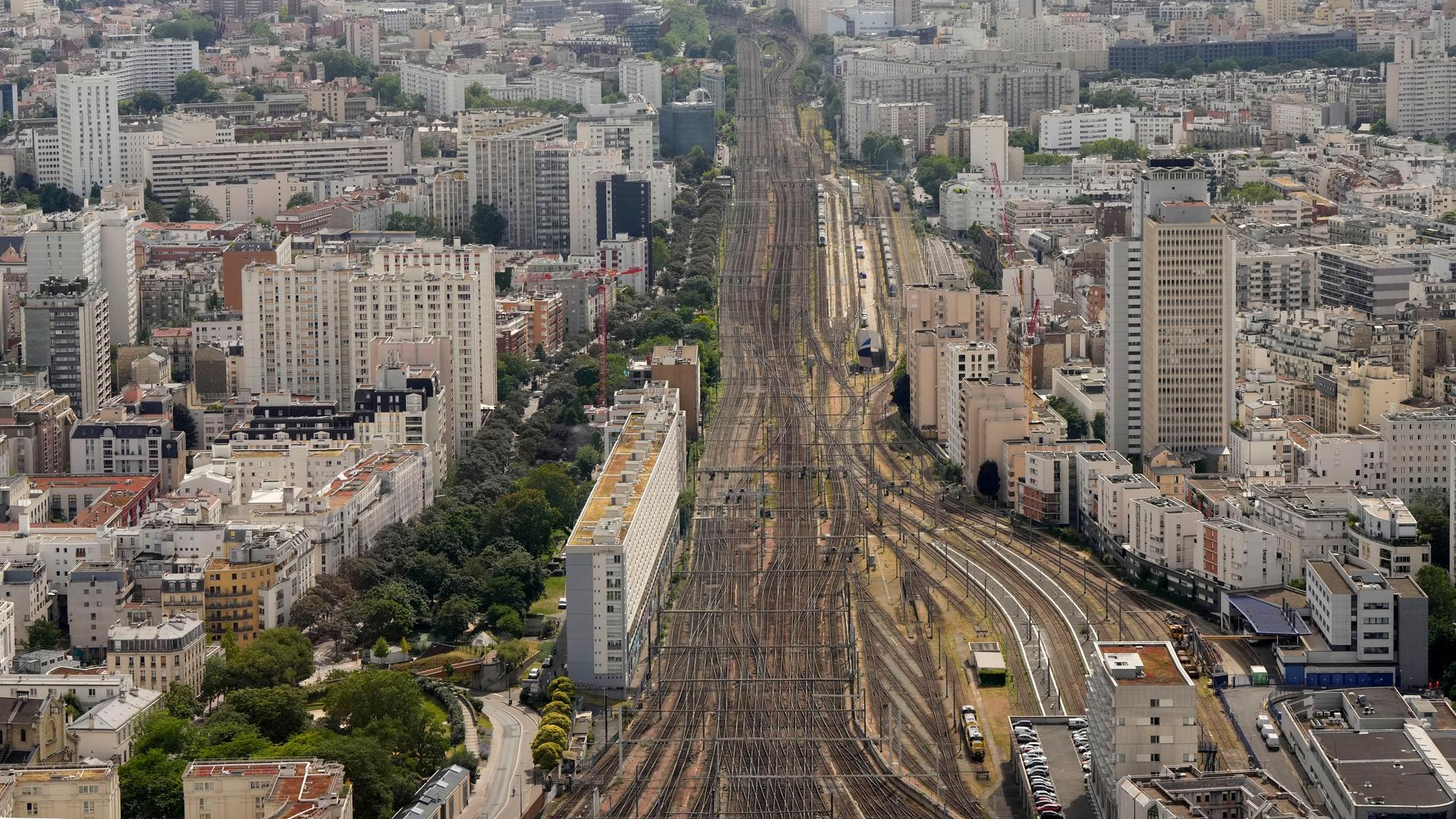 Der Bahnhof Gare Montparnasse in Paris von oben aus gesehen. Es fahren keine Züge.